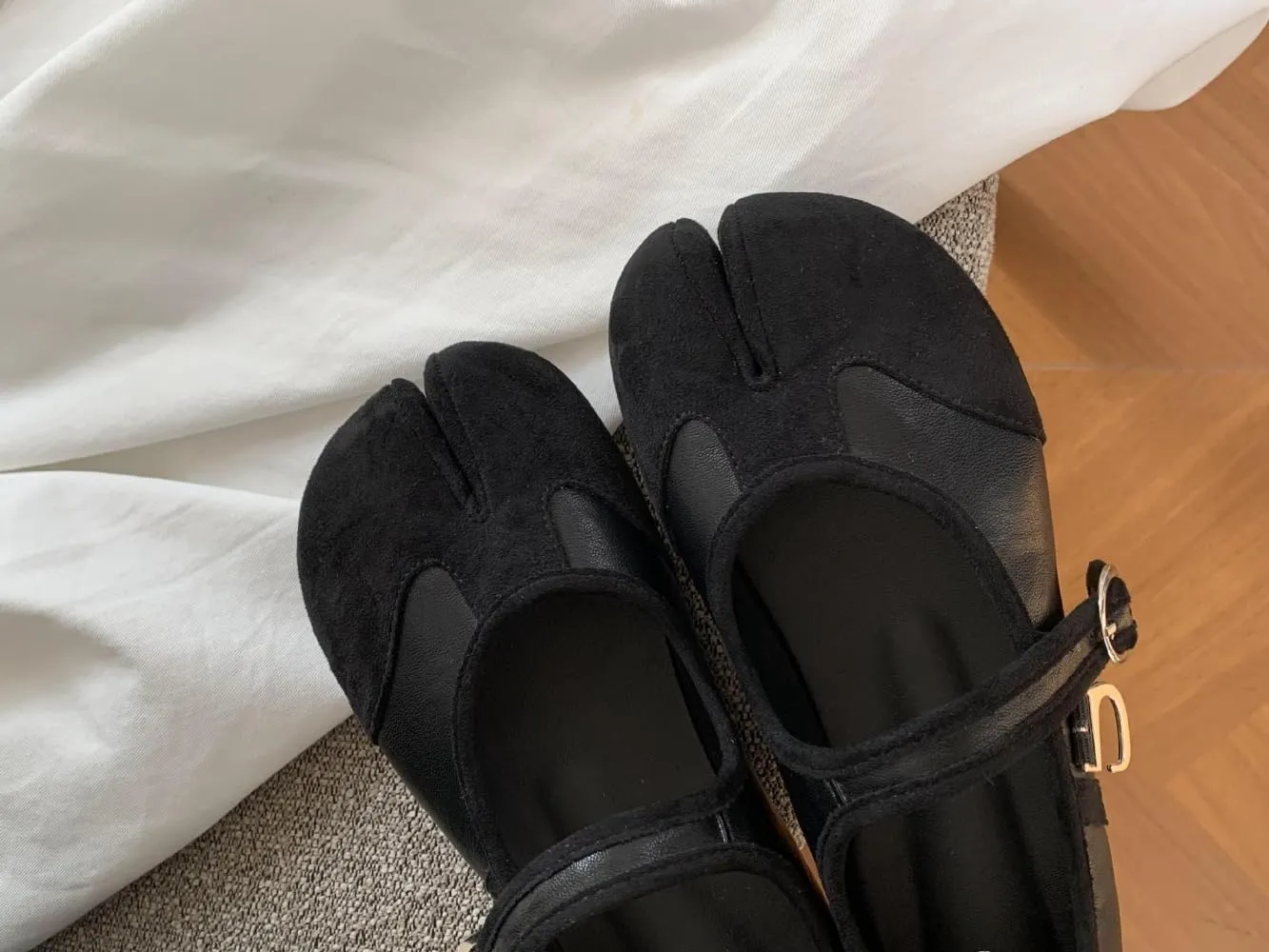 Tabi Shoes Split Toe Mary Janes for Women Girls Slip On Ballerina Flats Y2K Goth Low Heels with Straps Soft Lightweight Suede Round Toes Dress Loafers Casual Comfort Walking Slippers Office Business